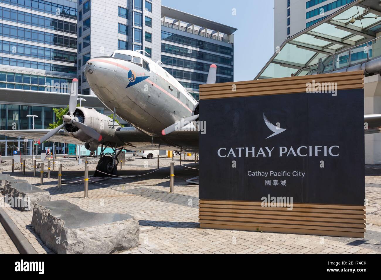 Hong Kong, Chine – 20 septembre 2019 : siège social de Cathay Pacific City avec avion Douglas DC-3 à l'aéroport de Hong Kong (HKG) en Chine. Banque D'Images