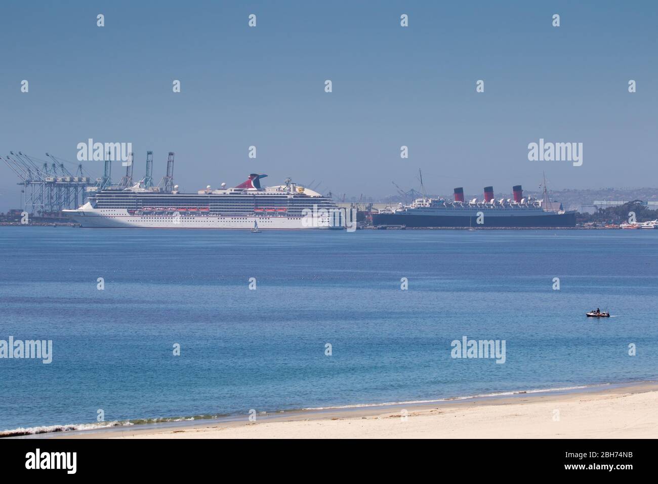 Le bateau de croisière Carnival Miracle reste au port de croisière Carnival de long Beach en Californie pendant la pandémie de Coronavirus en 2020 Banque D'Images