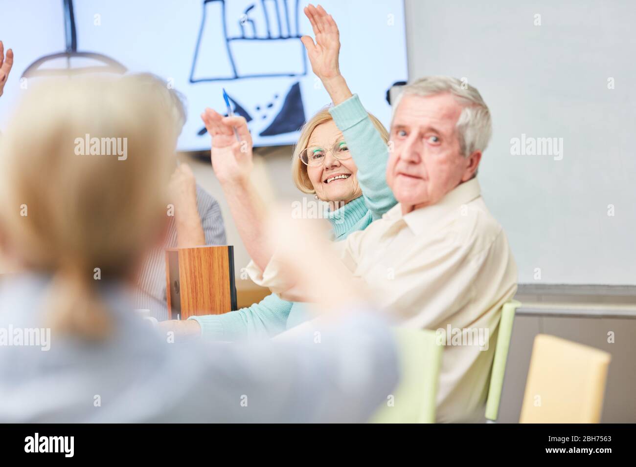 Senior dans un cours d'éducation des adultes au centre d'éducation des adultes ou à la maison de retraite Banque D'Images