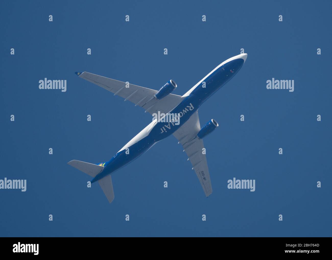 Londres, Royaume-Uni. 24 avril 2020. Le 32 jour de verrouillage du Coronavirus au Royaume-Uni, et l'Airbus rwandAir 3333   XR-WP quitte Londres Heathrow pour Bruxelles/Kigali. Crédit: Malcolm Park/Alay Live News. Banque D'Images Londres, Royaume-Uni. 24 avril 2020. Le 32 jour de verrouillage du Coronavirus au Royaume-Uni, et l'Airbus rwandAir 3333   XR-WP quitte Londres Heathrow pour Bruxelles/Kigali. Crédit: Malcolm Park/Alay Live News. Banque D'Images