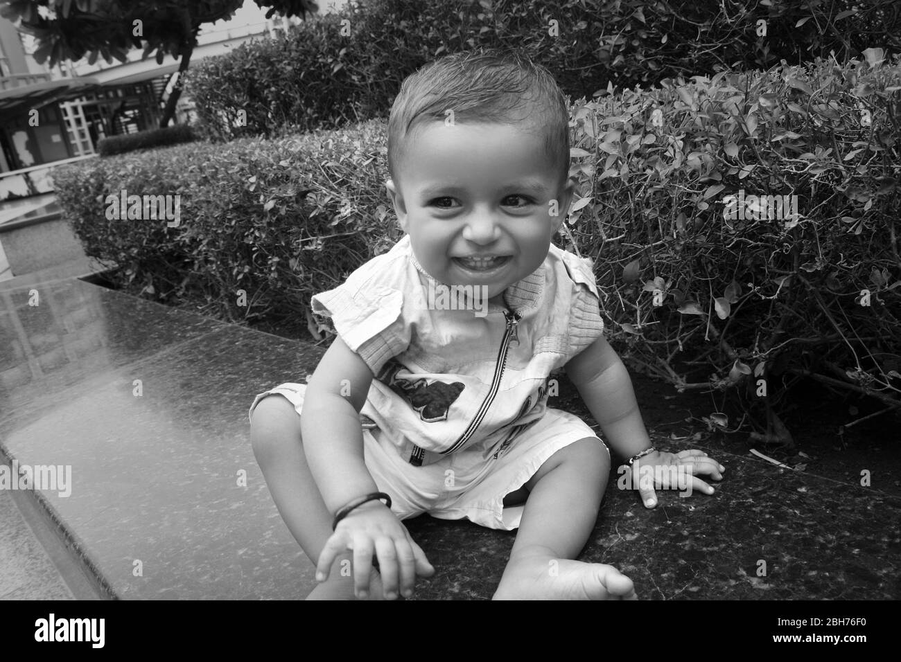 Un Bebe Innocent Assis Au Mur Dans Le Centre Commercial Photo Stock Alamy