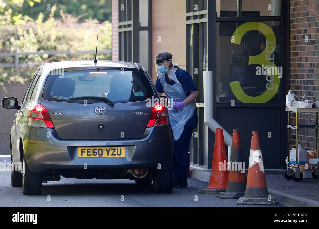 Leicester, Leicestershire, Royaume-Uni. 24 avril 2020. Une femme vêtue d'un équipement de protection individuelle effectue un test Covid-19 sur un travailleur clé lors d'un passage en voiture à McDonaldÕs pendant le verrouillage en cas de pandémie de coronavirus. Credit Darren Staples/Alay Live News. Banque D'Images