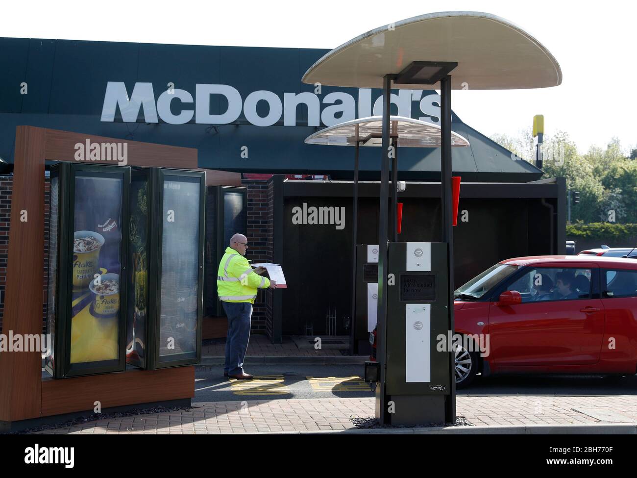 Leicester, Leicestershire, Royaume-Uni. 24 avril 2020. Un travailleur clé arrive pour un test de Covid-19 lors d'un essai de conduite de McDonaldÕs pendant le verrouillage de la pandémie de coronavirus. Credit Darren Staples/Alay Live News. Banque D'Images