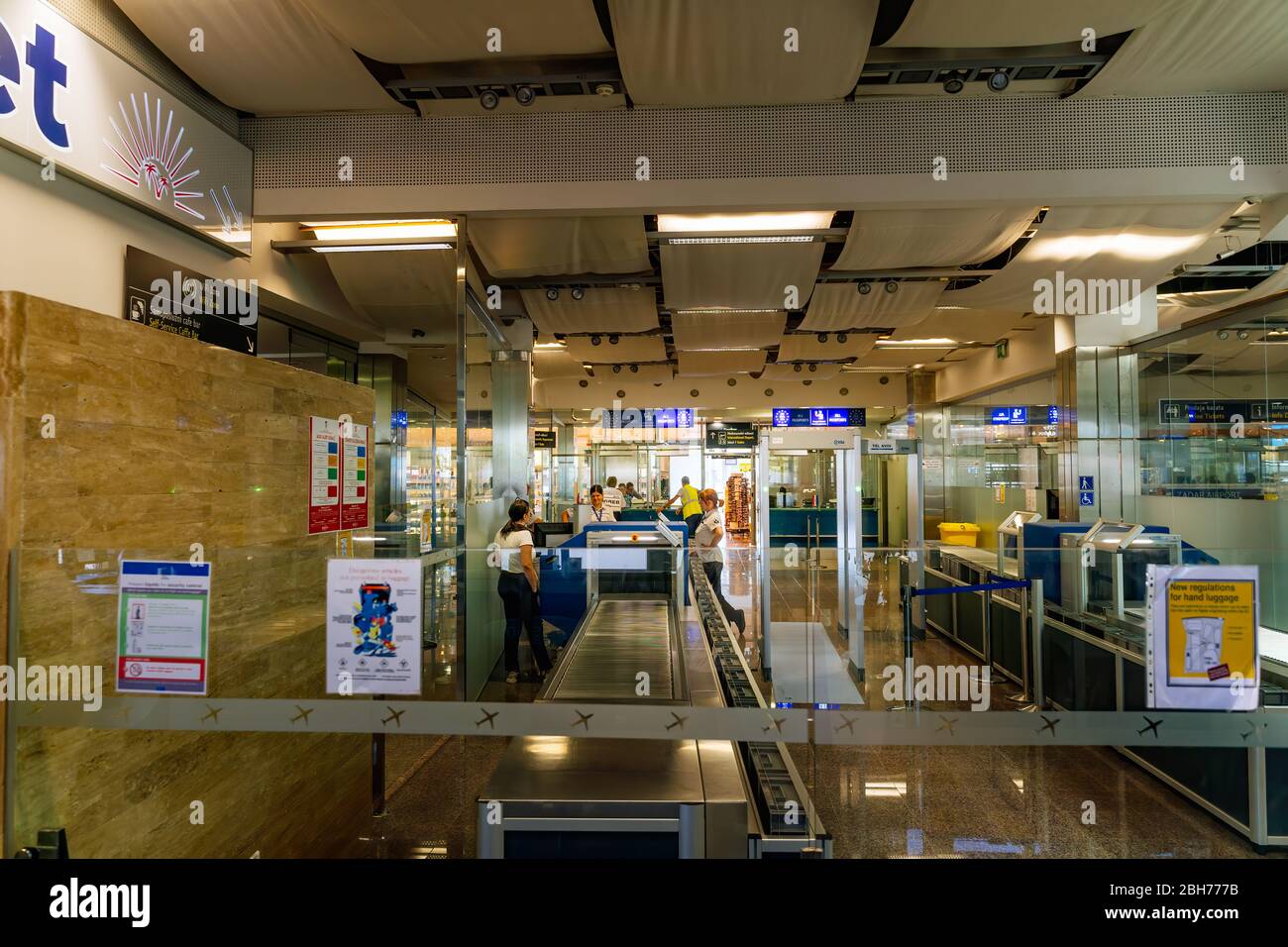 Zadar, Croatie, août 2019 les agents de l'aéroport scannent les bagages des passagers avec des rayons X et vérifient les touristes sur le point de contrôle international de l'aéroport Banque D'Images