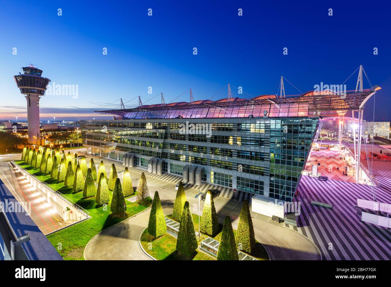 Munich, Allemagne – 26 octobre 2019 : Munich Airport Center MAC and Tower à l'aéroport de Munich (MUC) en Allemagne. Banque D'Images