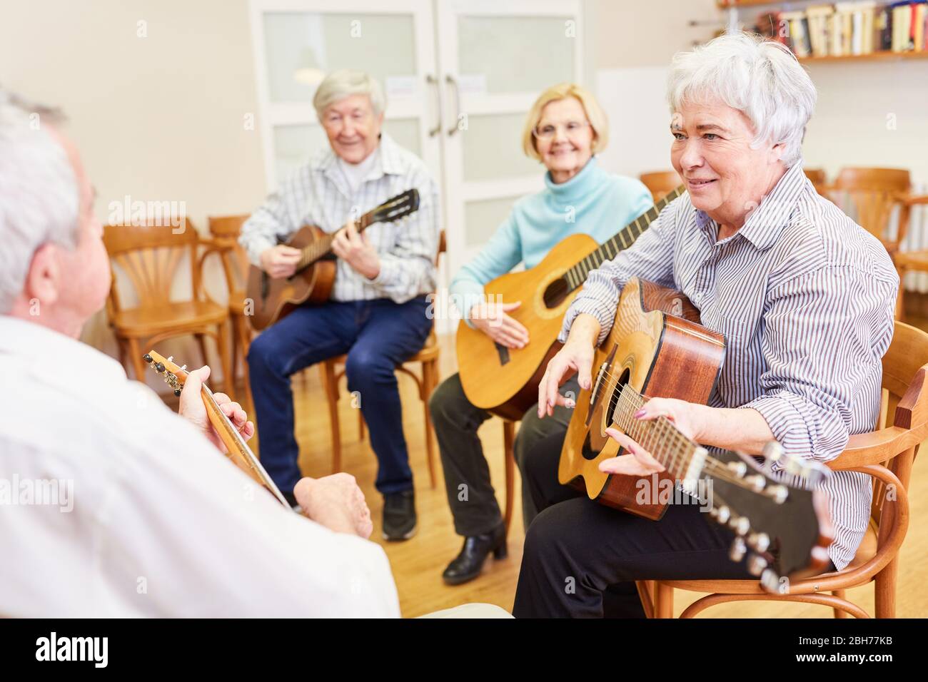 Le groupe des aînés prend des cours de guitare dans le lycée folklorique Banque D'Images