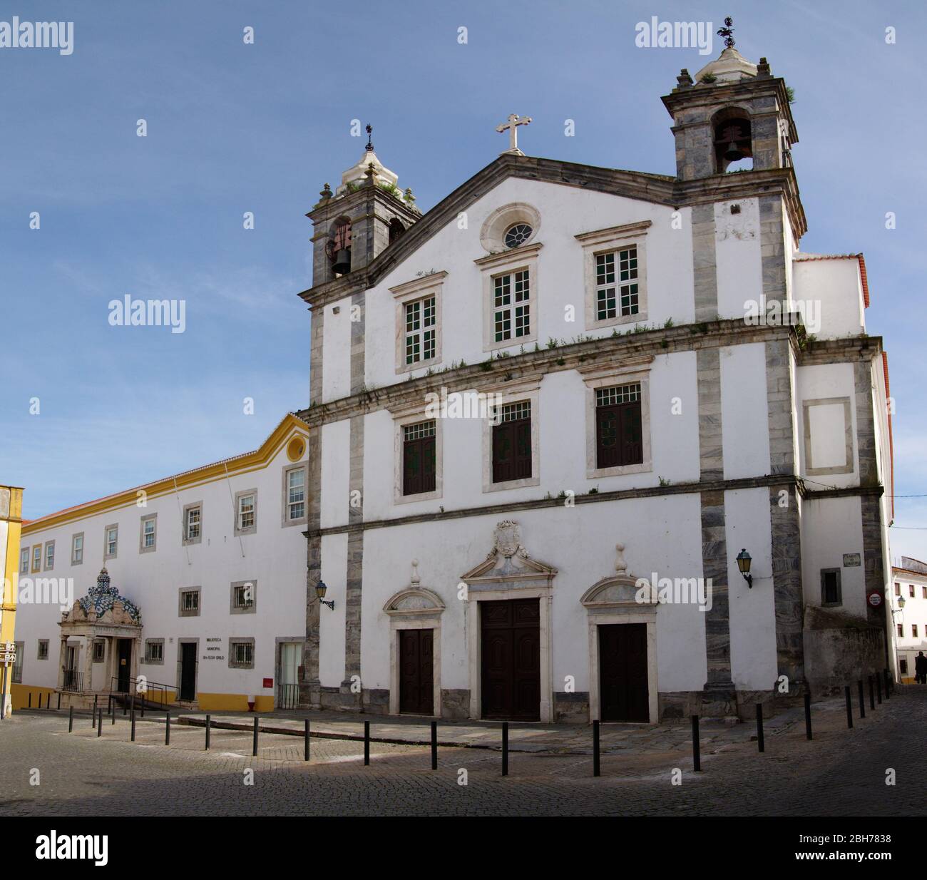Église Salvador (Sauveur) et façade du collège jésuite avec l'entrée de la bibliothèque publique à Largo do Colegio à Elvas. Alentejo, Portugal. Banque D'Images