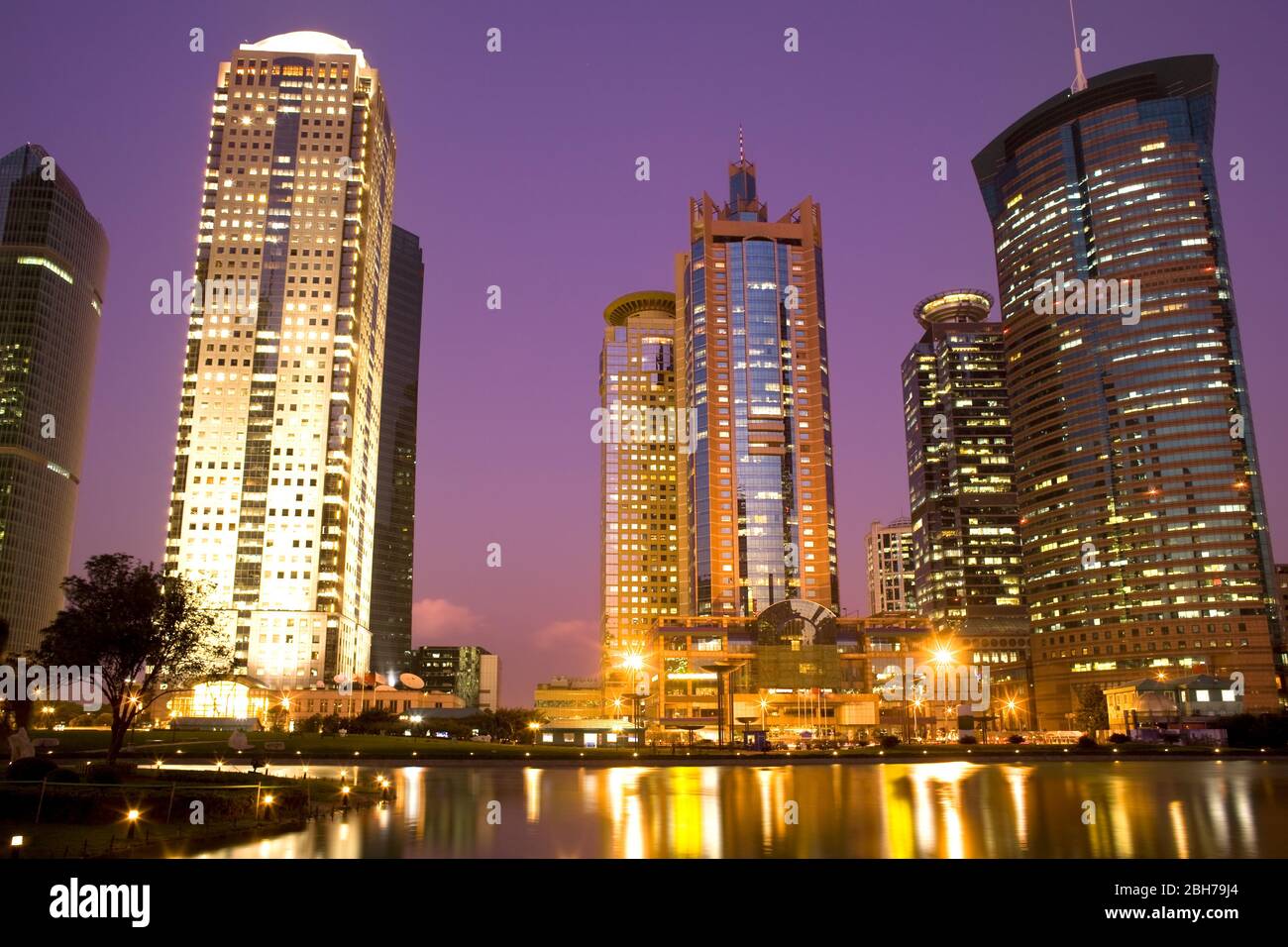 Bâtiments de bureaux dans le quartier financier de Lujiazui à partir du parc Central Greenfield à Pudong, Shanghai, Chine, Banque D'Images