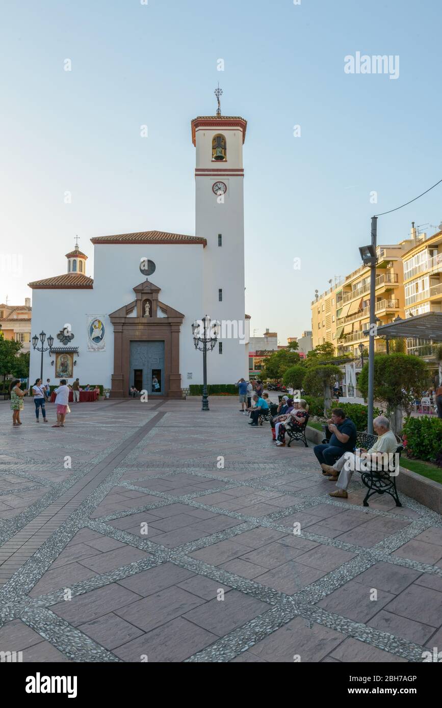 Les gens autour des rues devant l'église en Espagne Banque D'Images