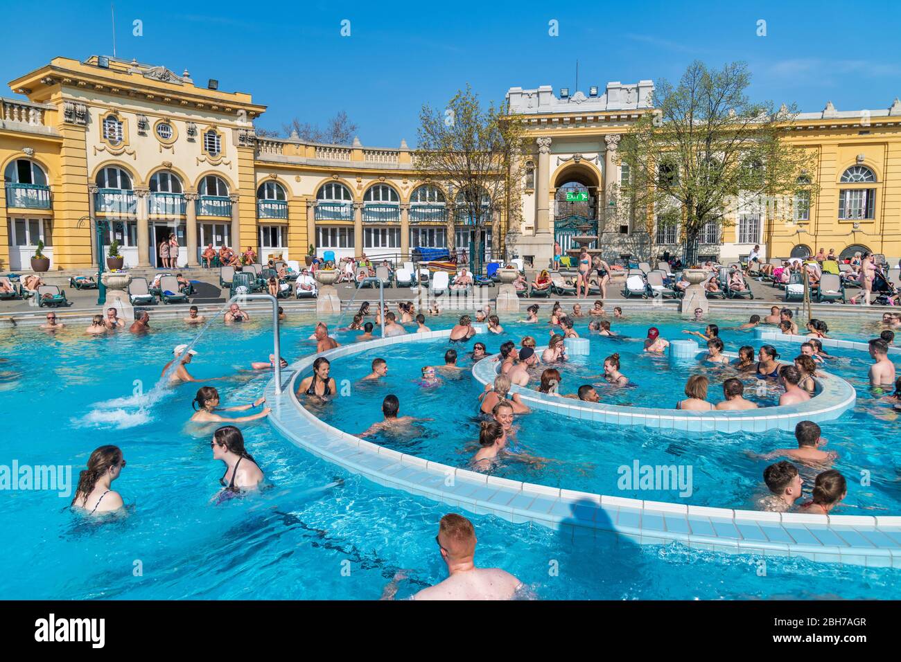 BUDAPEST - 3 AVRIL 2019 : les touristes et les habitants apprécient les célèbres bains de Szechenyi lors d'une belle journée de printemps. C'est une attraction touristique célèbre. Banque D'Images