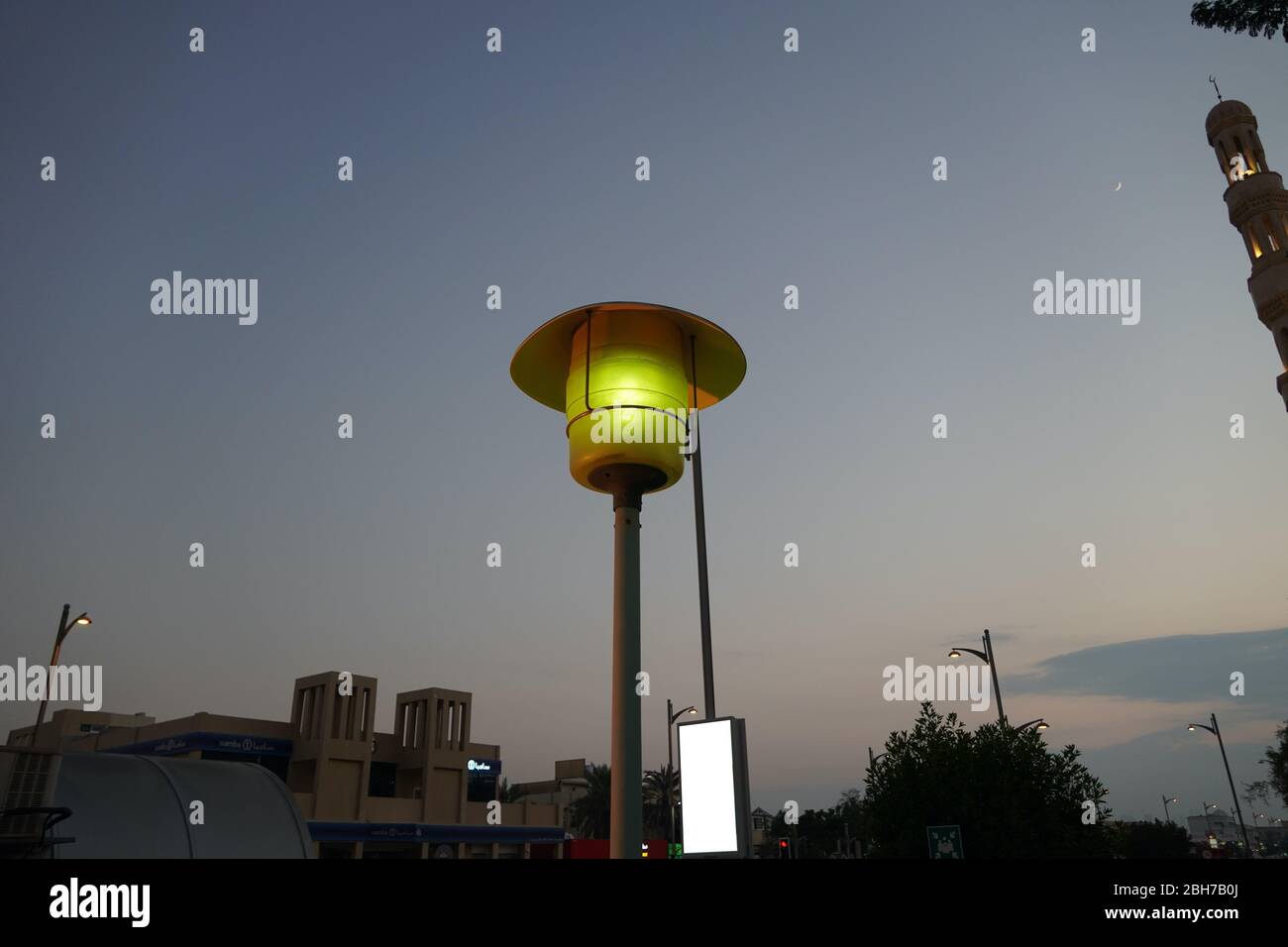 Dubai eau - 2019 novembre : lampadaire de rue avec vue sur la ville en soirée. Luminaire d'extérieur avec fond ciel. Une lumière de rue à capuchon. Banque D'Images