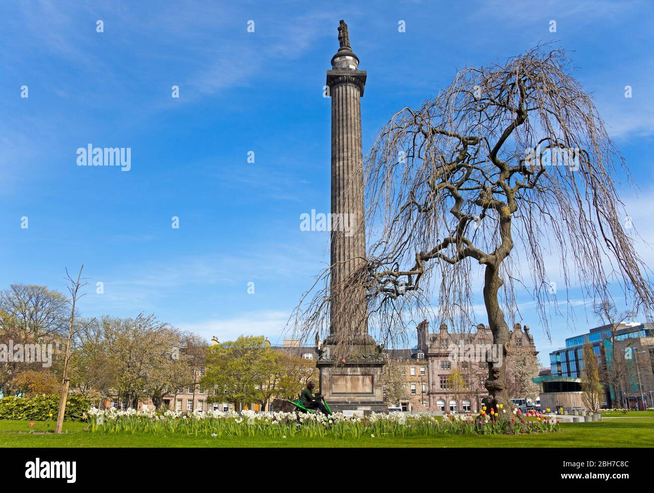 Centre-ville d'Edimbourg, Ecosse, Royaume-Uni. 24 avril. 2020. A la fin de la quatrième semaine de l'éclusage de Coronavirus, il y avait un centre-ville exceptionnellement calme avec très peu de véhicules ou de piétons autour des monuments de la capitale écossaise qui seraient dans des temps normaux entourés de touristes un vendredi ensoleillé milieu de matinée avec une température de 11 degrés. Photo : jardinier qui est un travailleur essentiel sur la machine à découper l'herbe dans les jardins fermés de St Andrews Square avec le monument Melville. Crédit: Arch White/ Alay Live News Banque D'Images