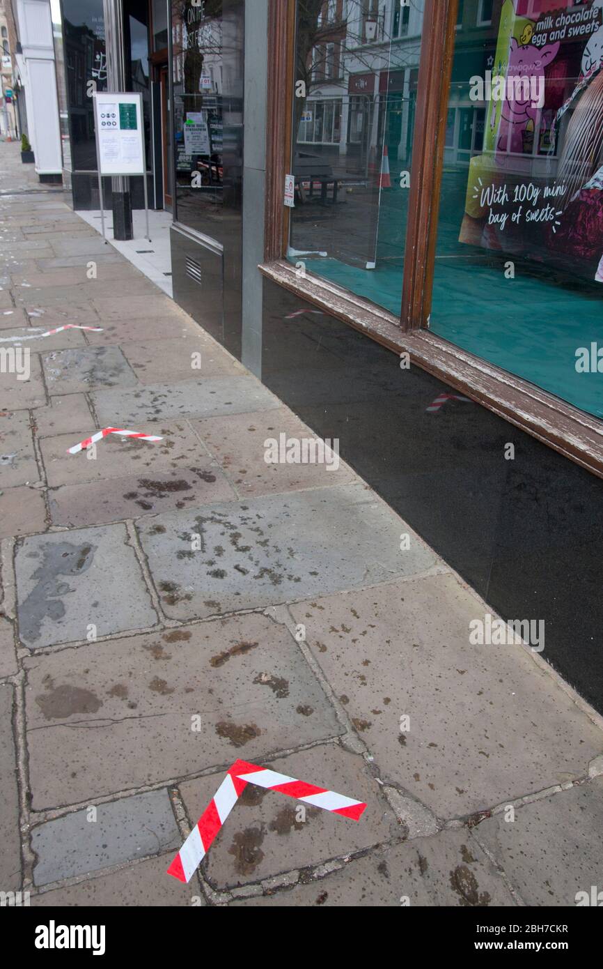 Flèches de distanciation sociale sur le pavé urbain en raison du verrouillage du coronavirus, Angleterre, mars 2020 Banque D'Images