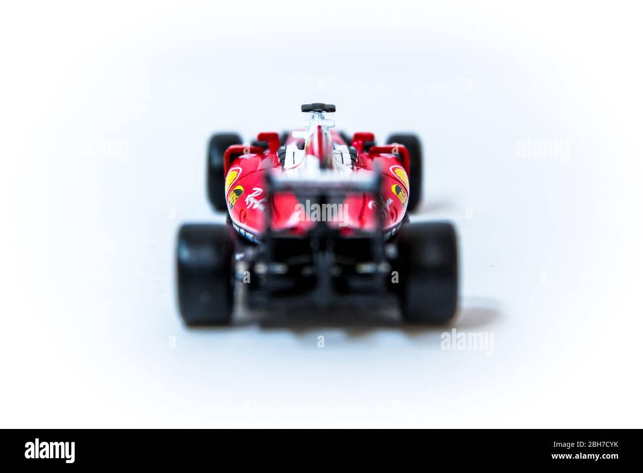 Bburago Ferrari 16-H 1:43 modèle Formule 1 voiture. La voiture de Sebastian Vettel est accompagnée d'un pilote de course. Banque D'Images