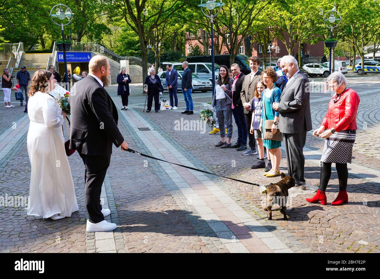 Dortmund, 24 avril 2020: Mariage à Corona Times. Un couple s'est marié le 24 avril. Devant le bureau du registre, les membres de la famille et les amis les ont félicités à distance de sécurité appropriée. Banque D'Images