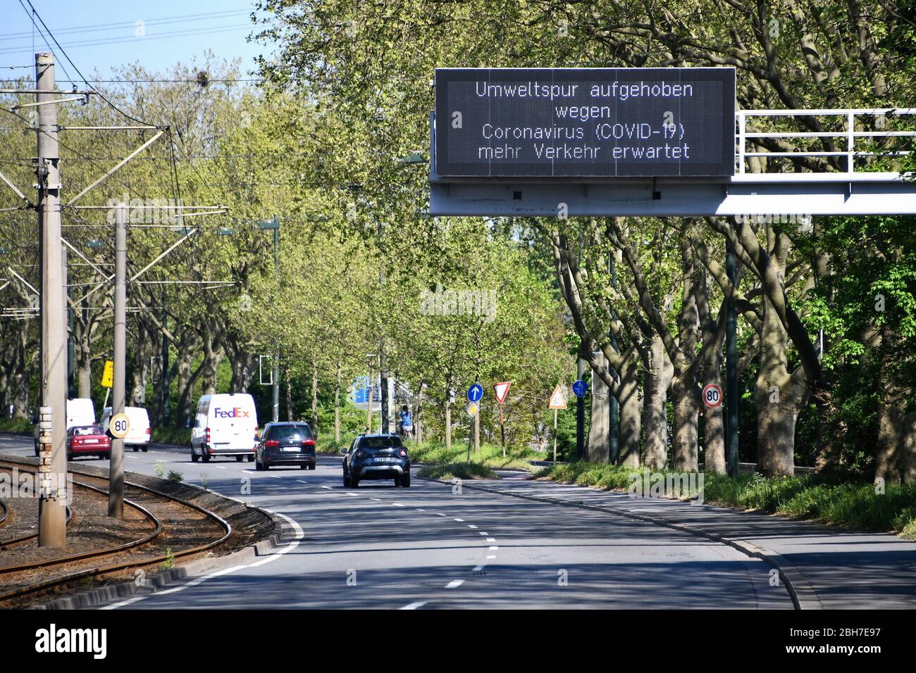 Le tableau de bord à l'entrée du centre-ville de Düsseldorf informe que la voie environnementale a été fermée en raison du coronavirus. Banque D'Images