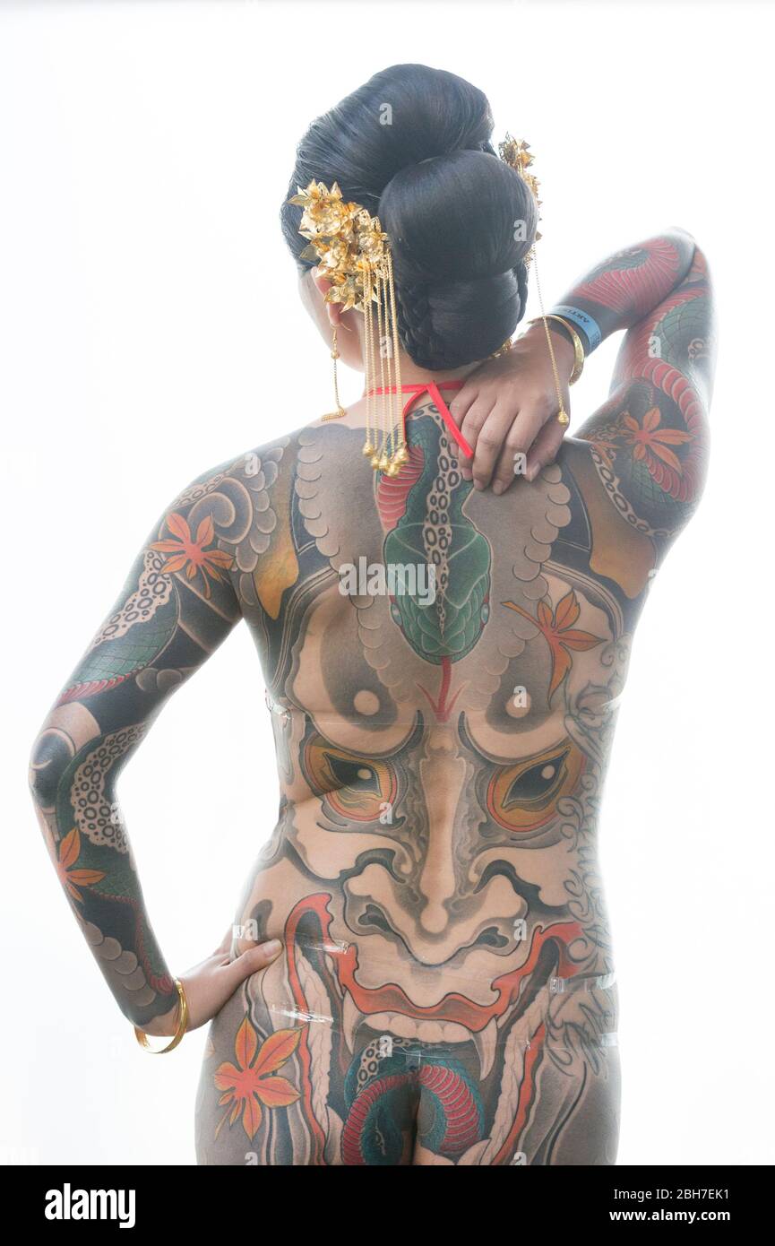 Une femme asiatique avec un tatouage complet du corps, dans un style japonais à la 12ème Convention Tattoo de Londres 2016, Tobacco Dock, 50 Porters Walk, Londres, Royaume-Uni. Banque D'Images