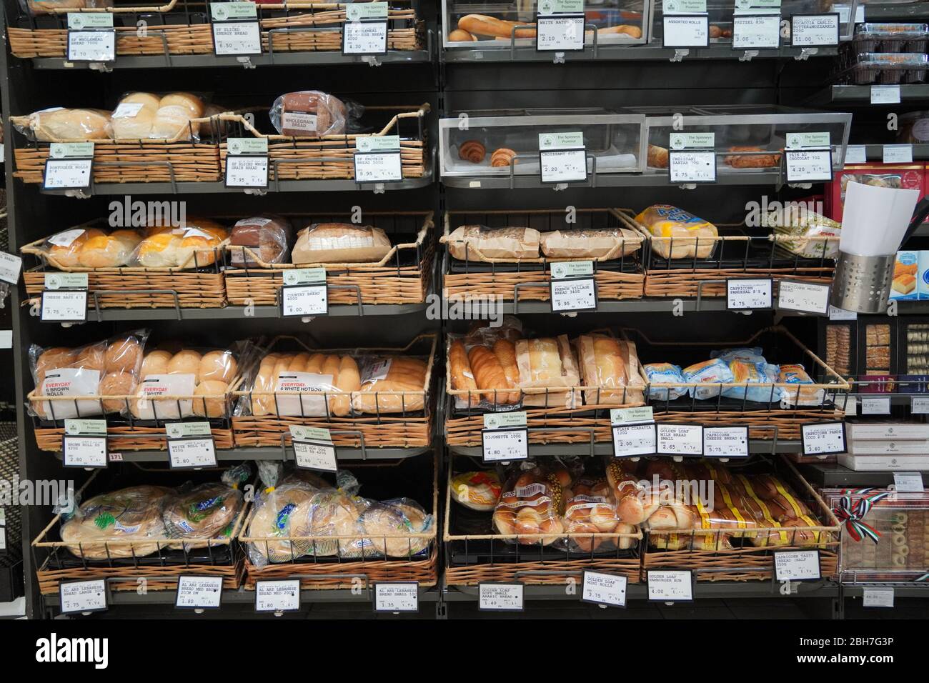Différents pains frais sur les étagères de la boulangerie. Intérieur d'une épicerie moderne présentant l'allée de pain avec une variété de pains préemballés ava Banque D'Images