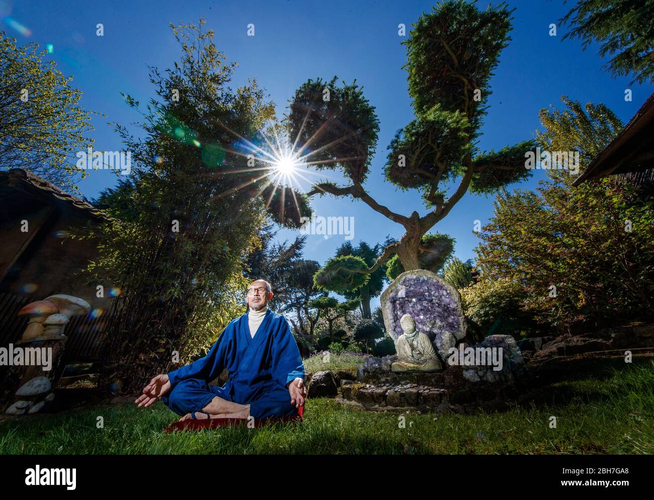 L'ancien moine bouddhiste Bouddha Maitreya, qui dit que la pandémie est un avertissement à l'humanité, médite dans son jardin japonais primé au Centre de Méditation Pure Land près de Newton sur Trent. Banque D'Images