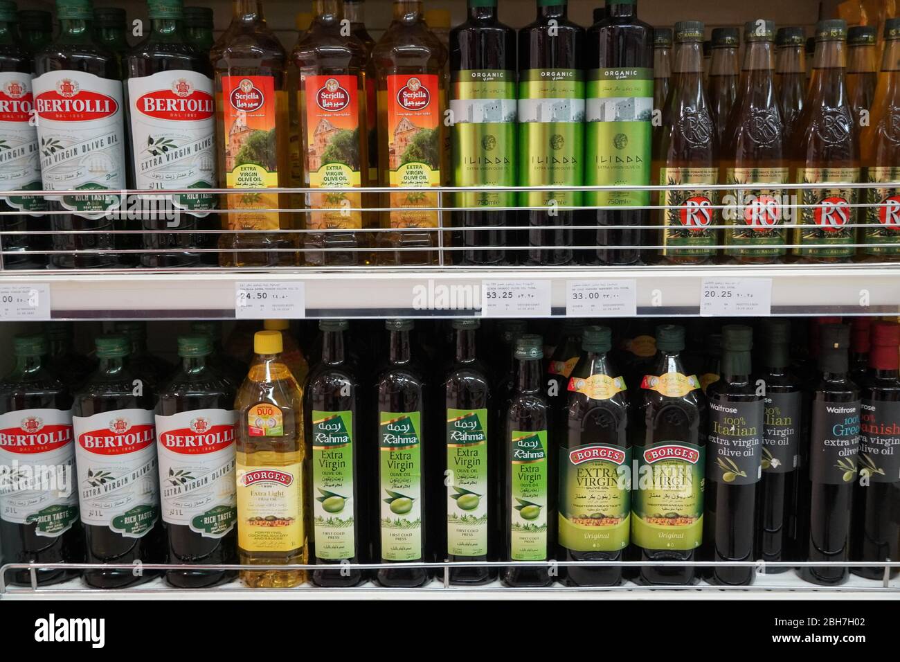 Bouteilles d'huiles de cuisson à vendre. Maïs, tournesol, huiles d'olive extra vierges. Rangées d'huile de cuisson saine de haute qualité. Variété de marque d'huile de cuisson sur Banque D'Images