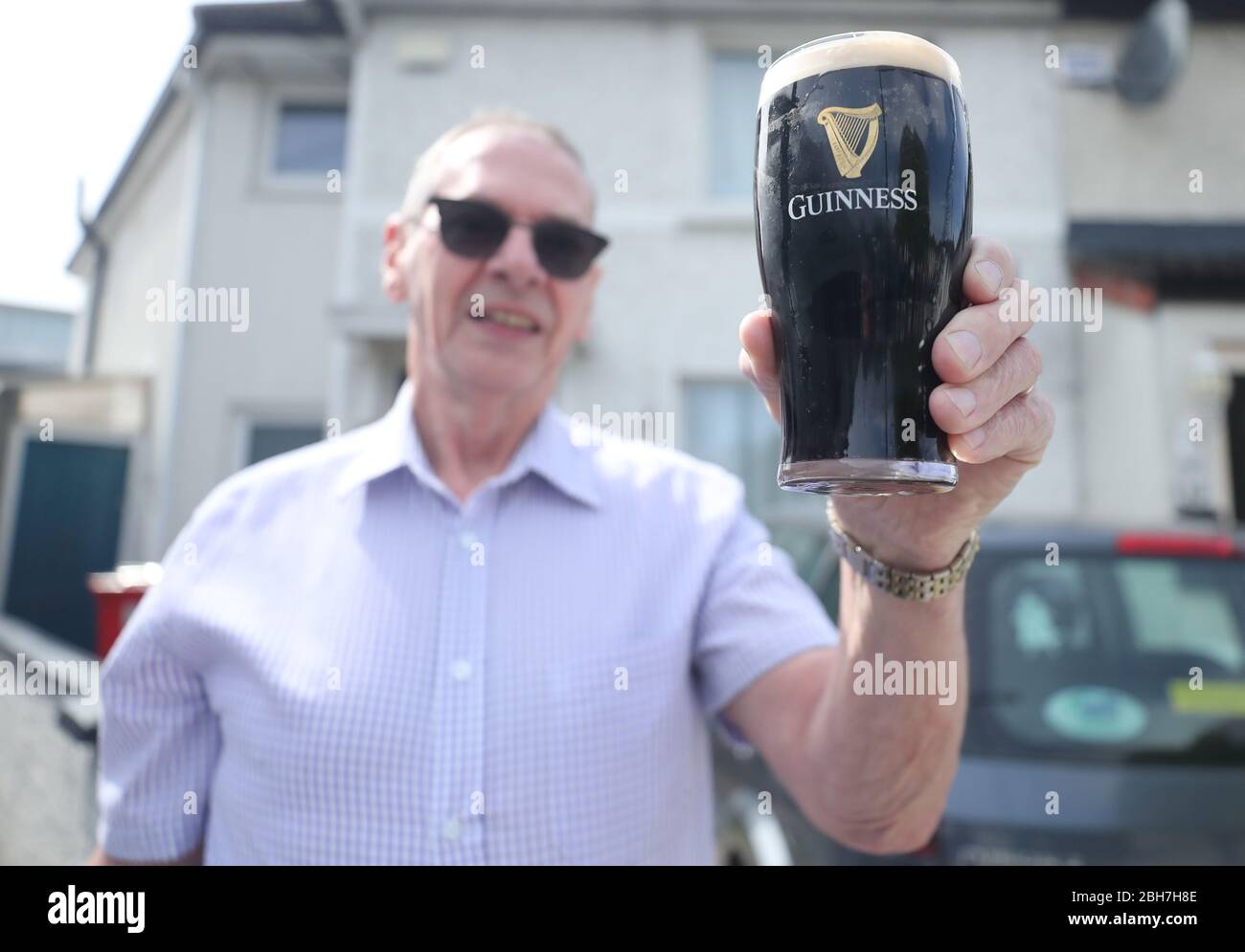 Billy Scully avec une pinte de Guinness livrée par Grangers Pub à Dublin pendant le verrouillage de Coronavirus. Banque D'Images