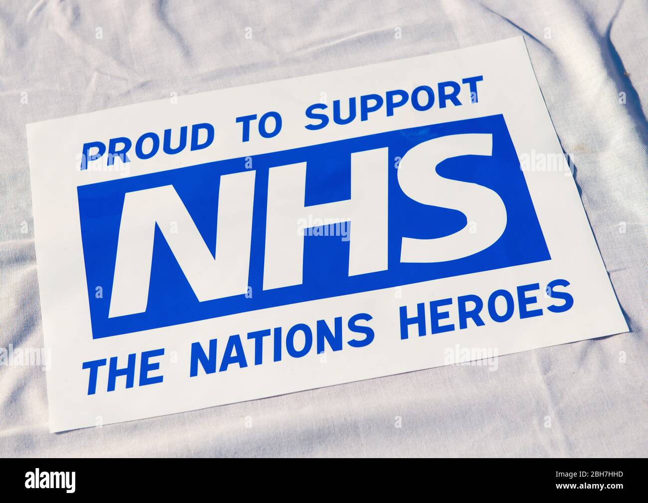 Vue inclinée du panneau/poster sur les tissus blancs, à l'appui de tous les employés du NHS/National Health Service au Royaume-Uni pendant la pandémie de Covid-19/Coronavirus. Banque D'Images Vue inclinée du panneau/poster sur les tissus blancs, à l'appui de tous les employés du NHS/National Health Service au Royaume-Uni pendant la pandémie de Covid-19/Coronavirus. Banque D'Images