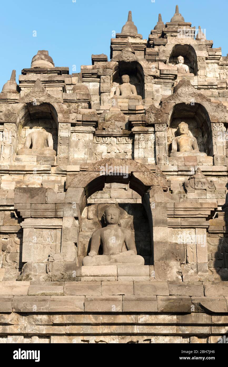 Statues sur le temple de Borobudur, Java, Indonésie Banque D'Images