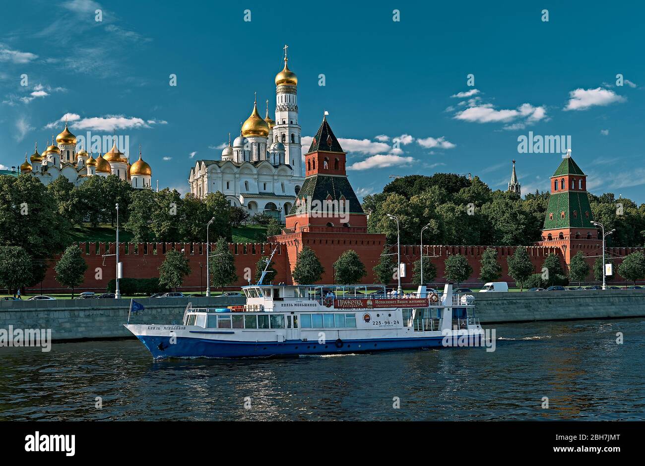 Moscou, un bateau de plaisance sur le fond des temples du Kremlin de Moscou - Annonciation, Archange et Tour de la cloche d'Ivan le Grand Banque D'Images