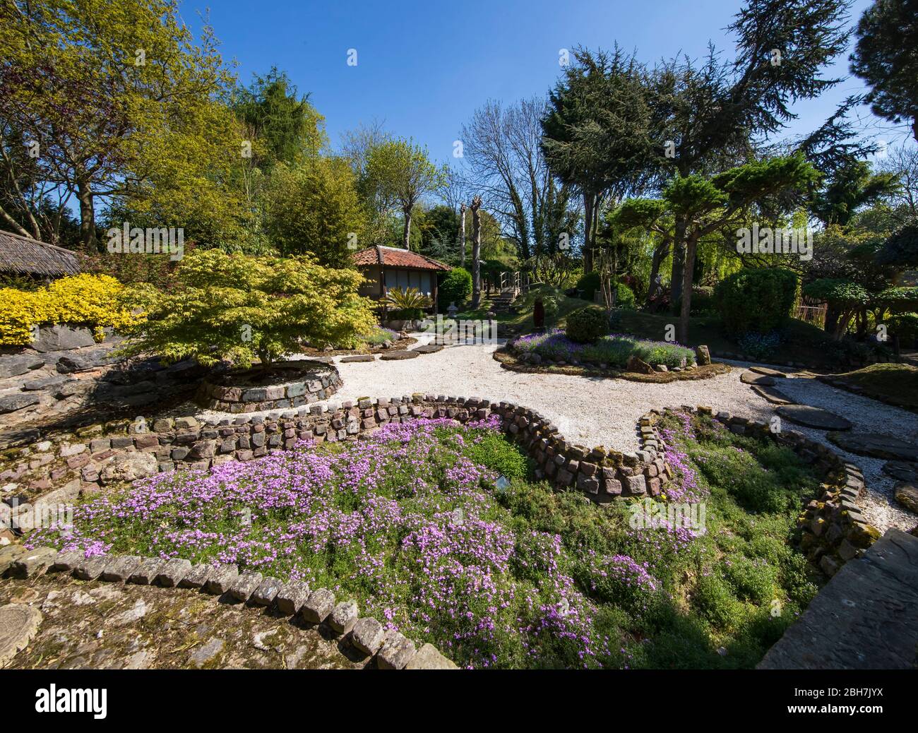 Le jardin japonais primé au Pure Land Meditation Center près de Newton sur Trent, comme l'ancien moine bouddhiste Bouddha Maitreya dit que la pandémie est un avertissement pour l'humanité. Banque D'Images