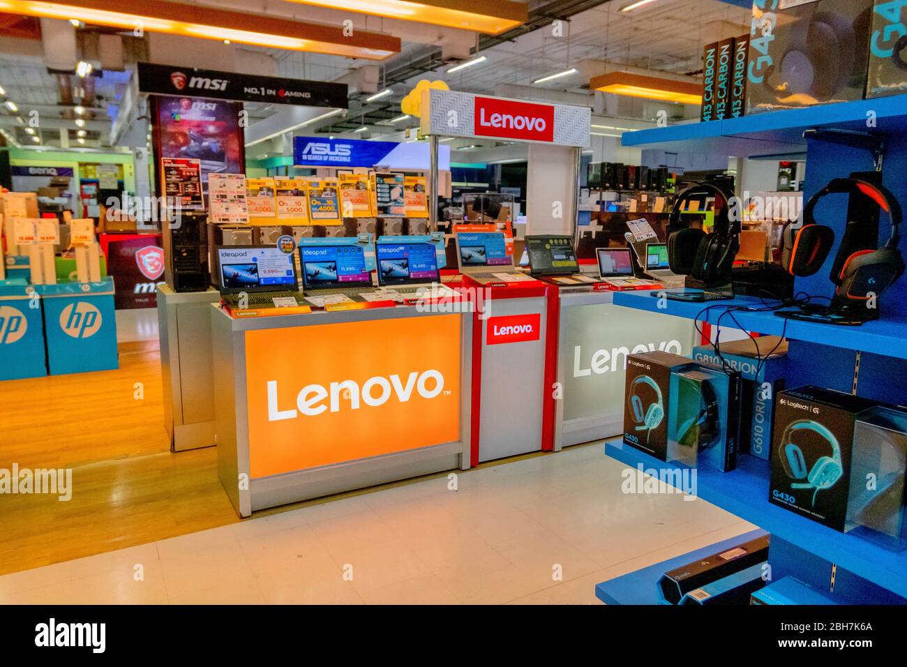 La nouvelle version de l'ordinateur portable Lenovo sur le stand d'ordinateur Lenovo au grand magasin de Bangkok Thaïlande le 14 avril 2018 Banque D'Images