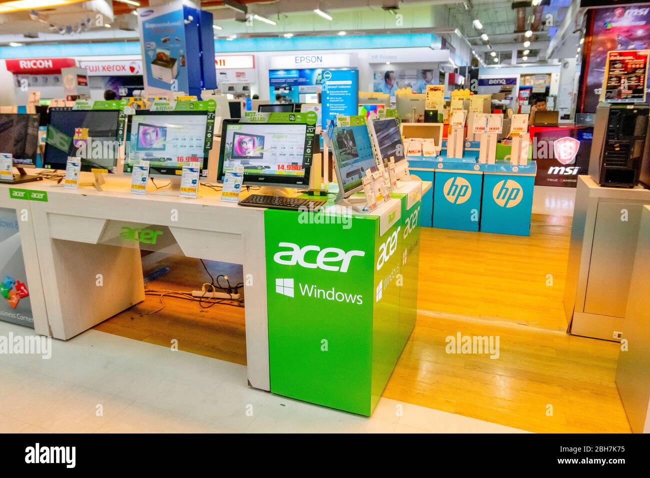 La nouvelle version de l'ordinateur portable Lenovo sur le stand d'ordinateur Lenovo au grand magasin de Bangkok Thaïlande le 14 avril 2018 Banque D'Images