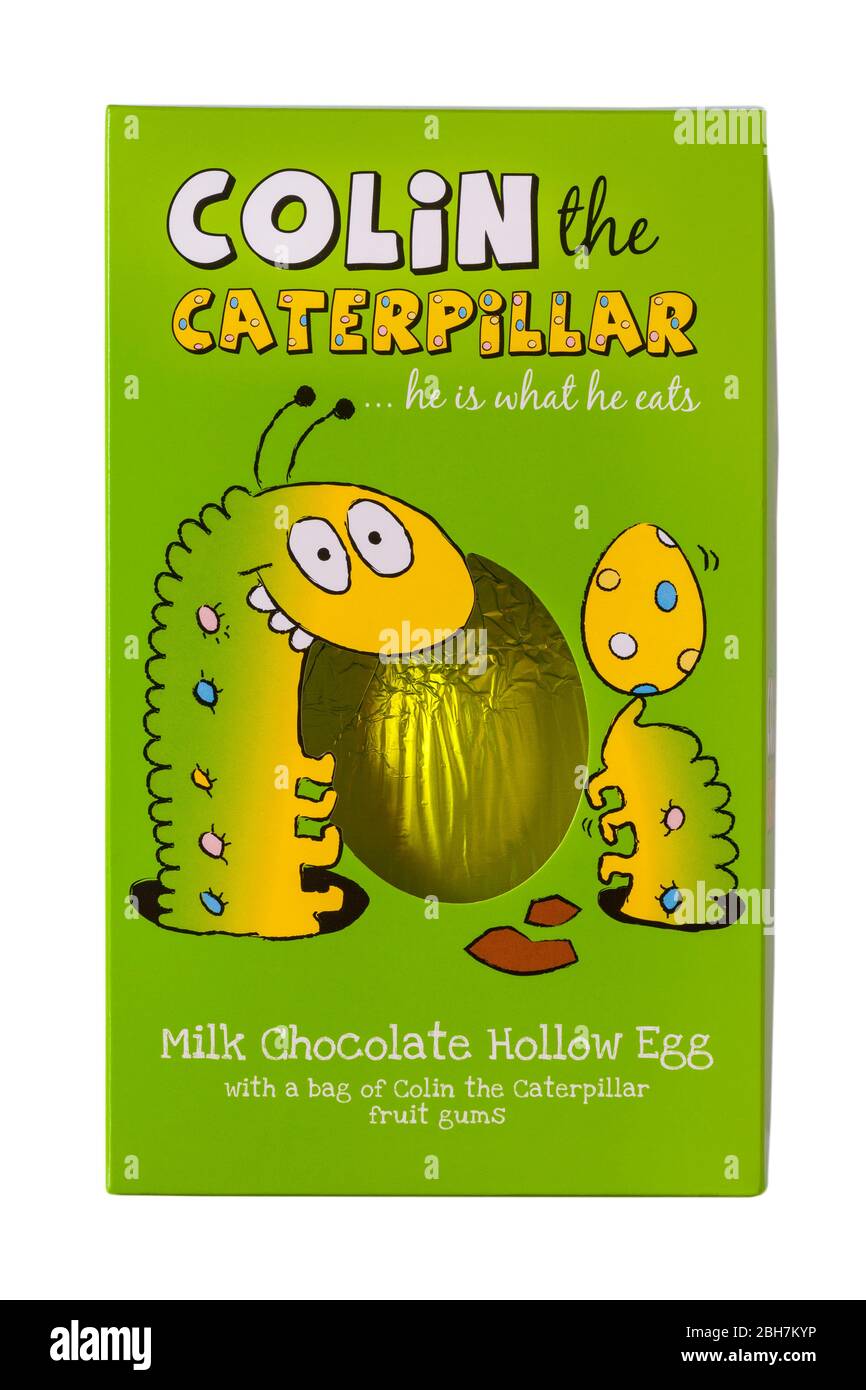 M&S Colin l'oeuf de Pâques au chocolat Caterpillar il mange isolé sur fond blanc - lait chocolat Hollow Egg Banque D'Images