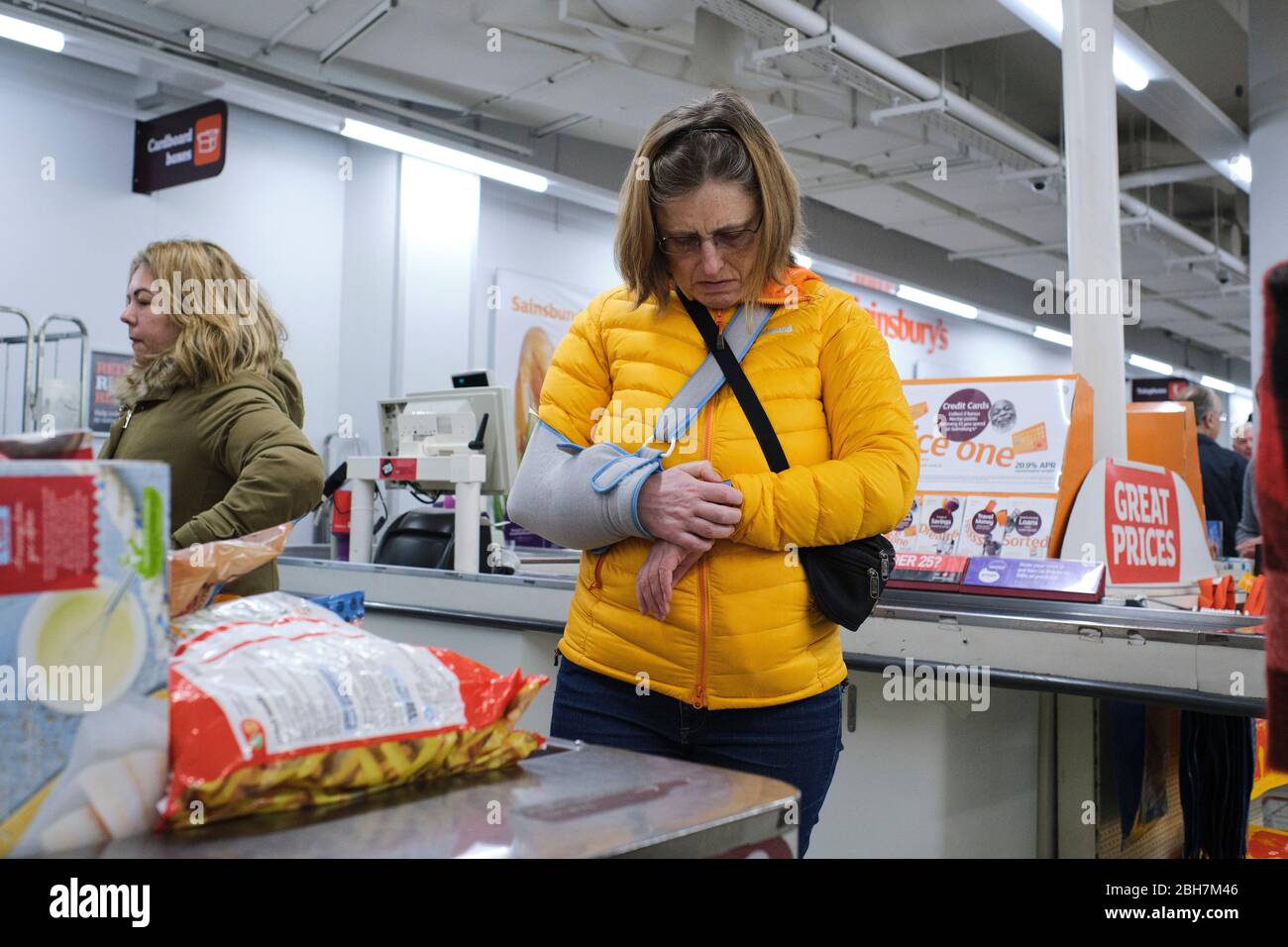 Le règlement de Sainsbury. De nouvelles règles pour aider les personnes âgées et vulnérables dans le cadre de l'achat de panique de coronavirus, Putney, Londres Banque D'Images