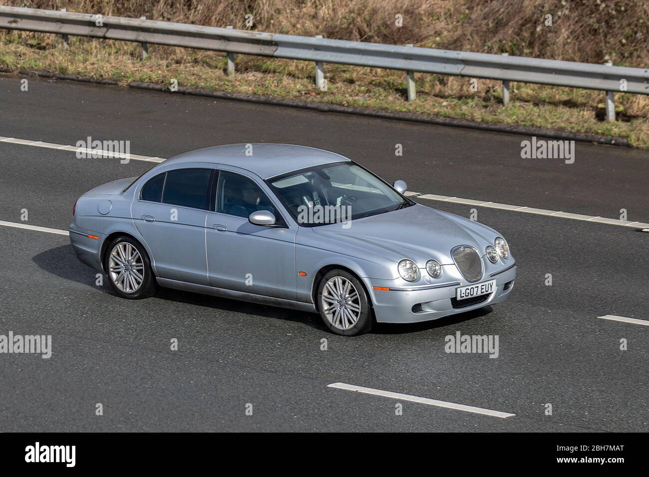 2007 argent britannique Jaguar S-Type se TD Auto ; véhicules de circulation automobile, conduite de véhicule sur les routes britanniques, moteurs, conduite sur l'autoroute M6 Banque D'Images