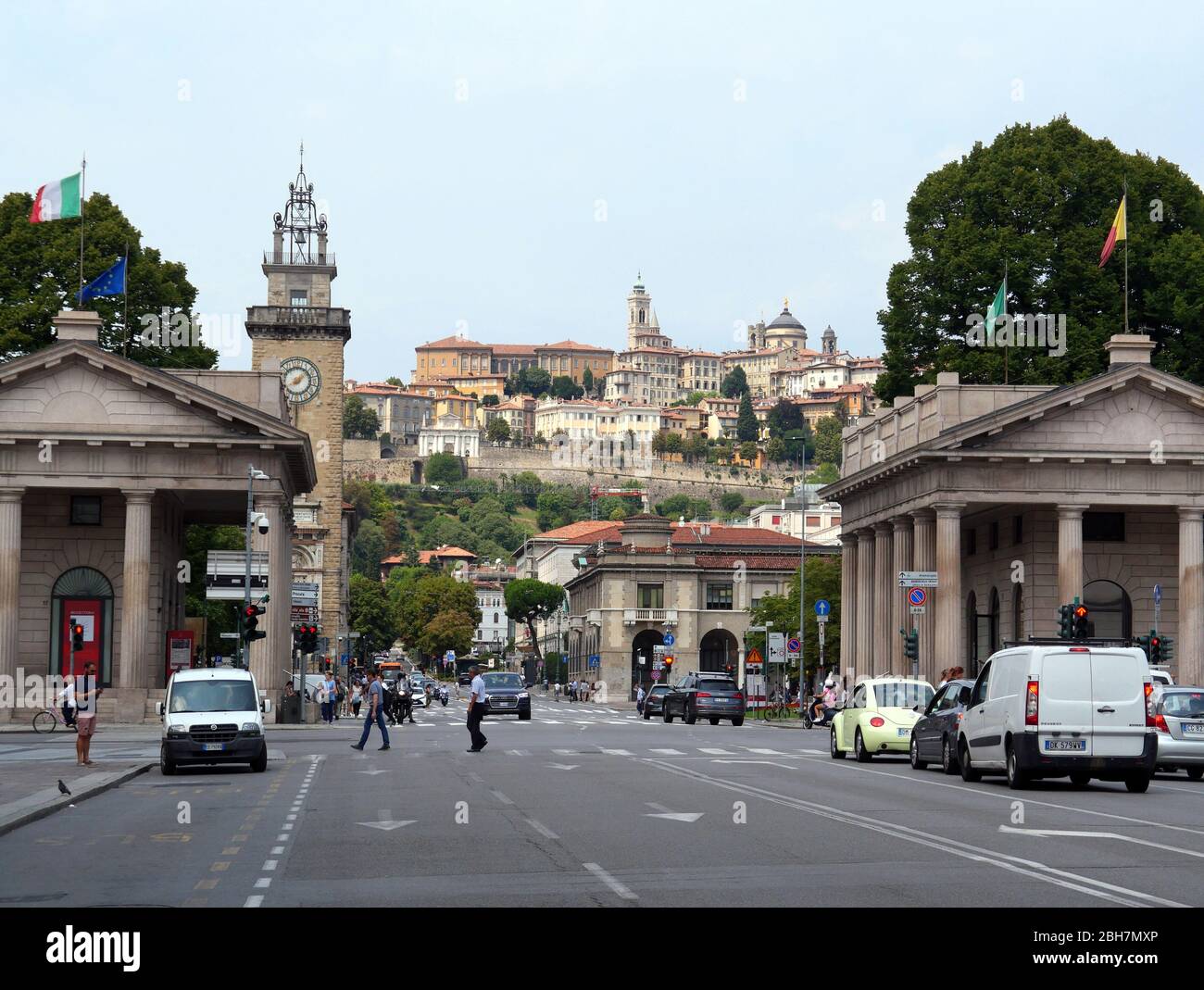 Bergame, Italie - 06 août 2019: Rues animées dans la partie inférieure de la ville de Bergame avec la ville fortifiée en haut en arrière-plan Banque D'Images