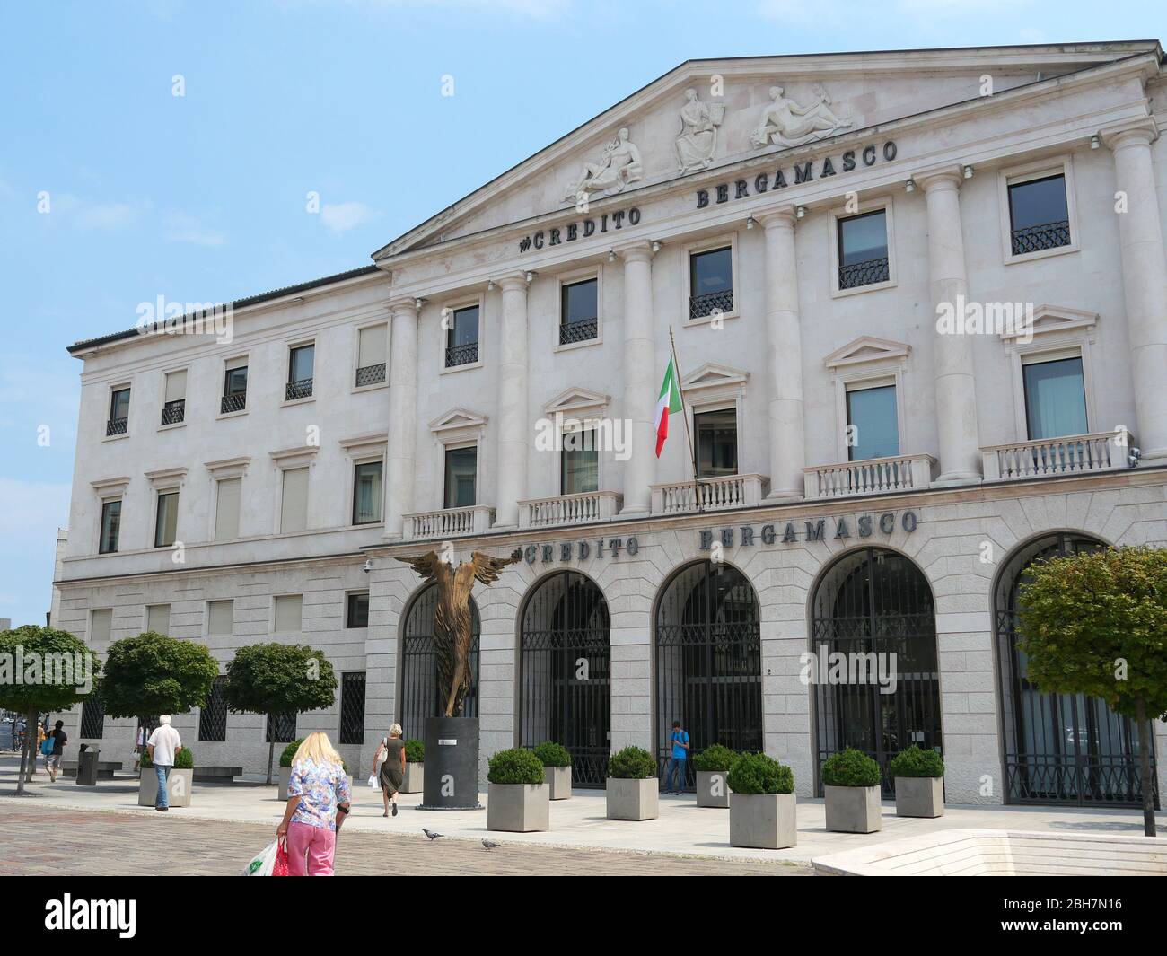 Bergame, Italie - 06 août 2019: Les gens marchant devant un grand bâtiment de banque Banque D'Images