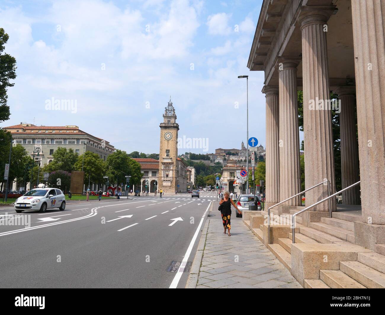 Bergame, Italie - 06 août 2019: Les gens marchent dans les rues dans la partie inférieure de la ville de Bergame avec vue sur la ville fortifiée haute dans le dos Banque D'Images Bergame, Italie - 06 août 2019: Les gens marchent dans les rues dans la partie inférieure de la ville de Bergame avec vue sur la ville fortifiée haute dans le dos Banque D'Images