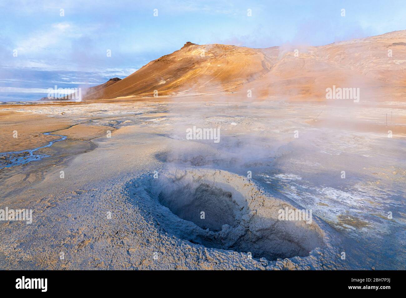 Vapeur de trous de boue et solfataras dans la zone géothermique de Hverir près du lac Myvatn, dans le nord de l'Islande Banque D'Images