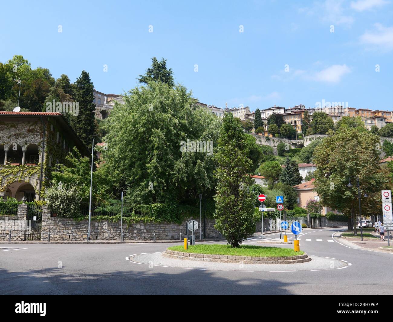 Bergame, Italie - 06 août 2019: Un rond-point dans la partie inférieure de la ville de Bergame avec vue sur la ville fortifiée en haut en arrière-plan Banque D'Images Bergame, Italie - 06 août 2019: Un rond-point dans la partie inférieure de la ville de Bergame avec vue sur la ville fortifiée en haut en arrière-plan Banque D'Images