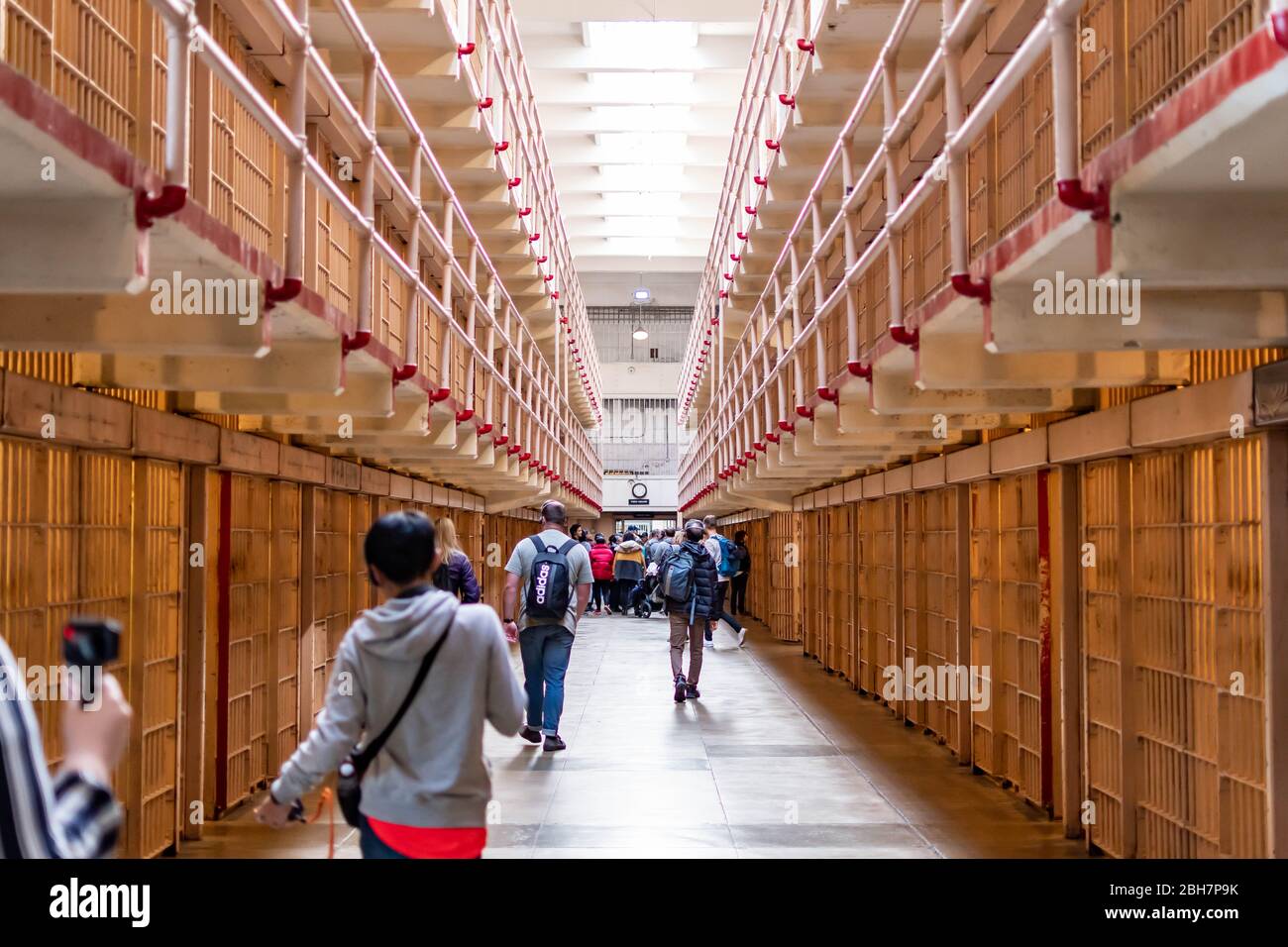 Prison d'Alcatraz B Block prisonniers cellule et quelques touristes et visiteurs à l'intérieur de la maison de cellules, San Francisco Californie États-Unis, 30 mars 2020 Banque D'Images