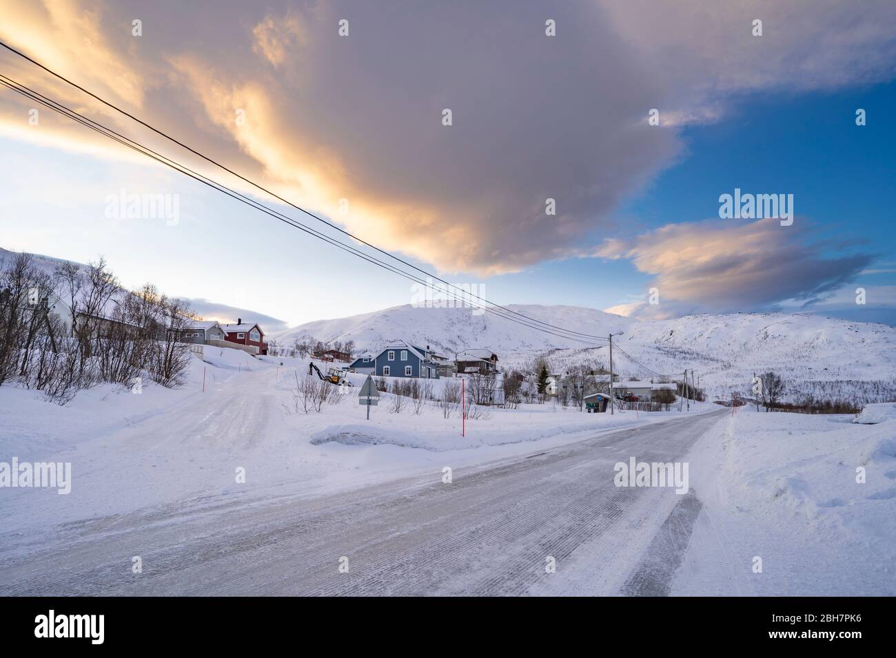 Paysage hivernal avec ciel spectaculaire sur l'île de Kvaloeya près de Tromsoe dans le nord de la Norvège, paysage Banque D'Images