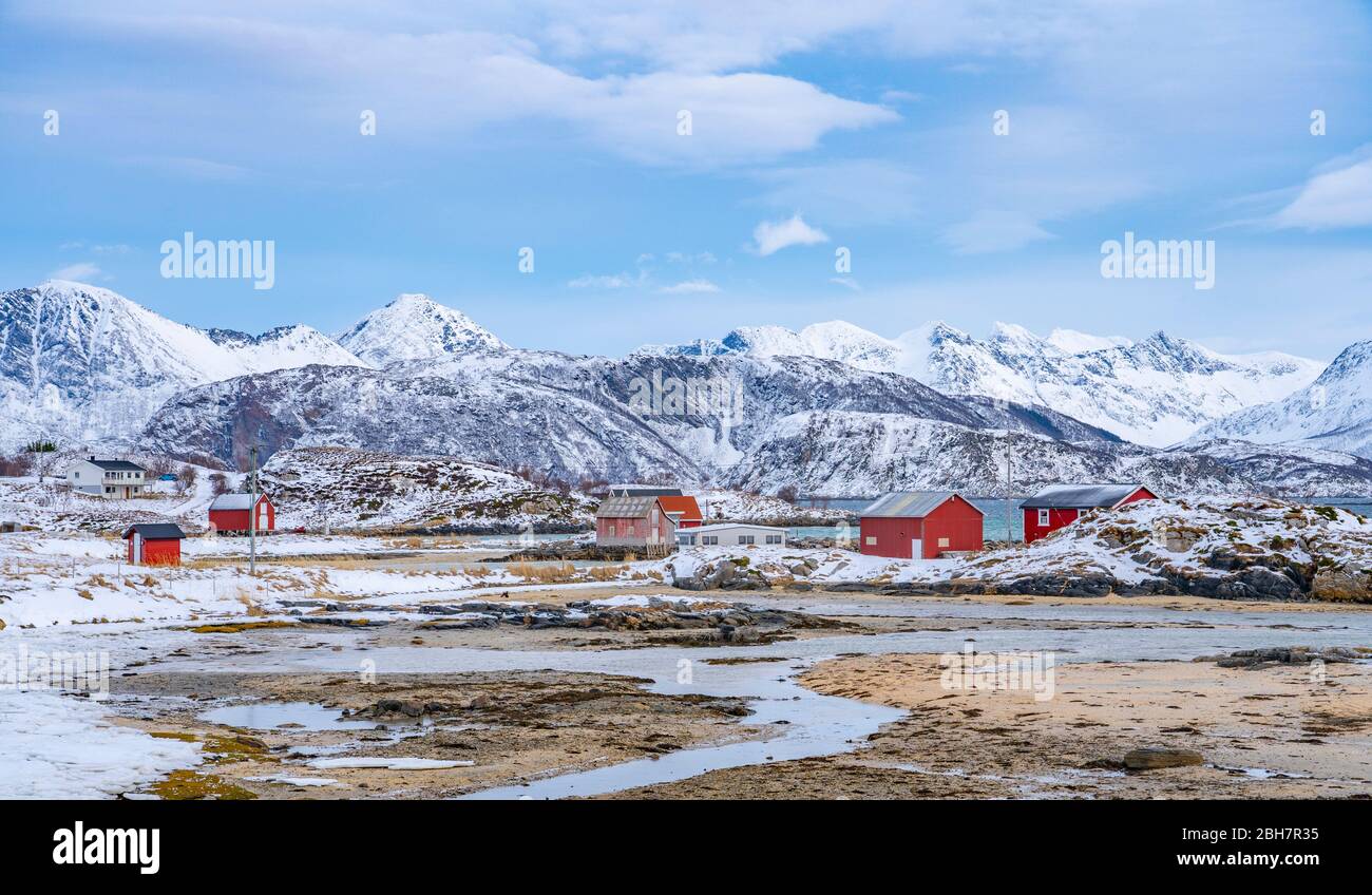 Paysage d'hiver idyllique sur l'archipel de Sommarøy paysage d'hiver idyllique sur l'archipel de Sommarøy, dans le nord de la Norvège, près de Tromsoe Banque D'Images