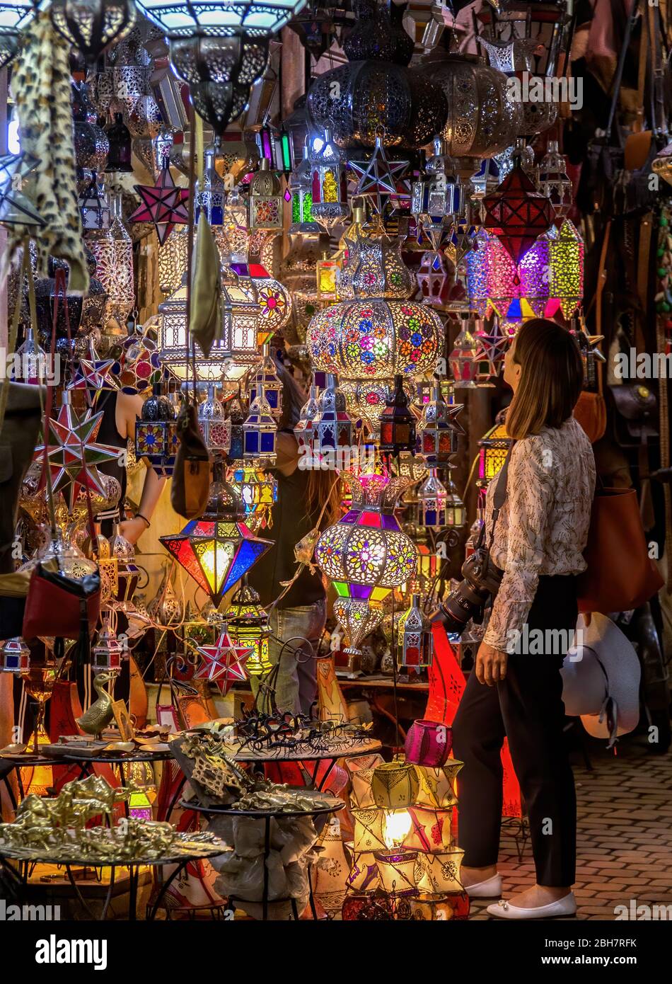 Magnifique boutique colorée de lampes marocaines traditionnelles dans le bazar de Médine de Marrakech.Maroc. Banque D'Images