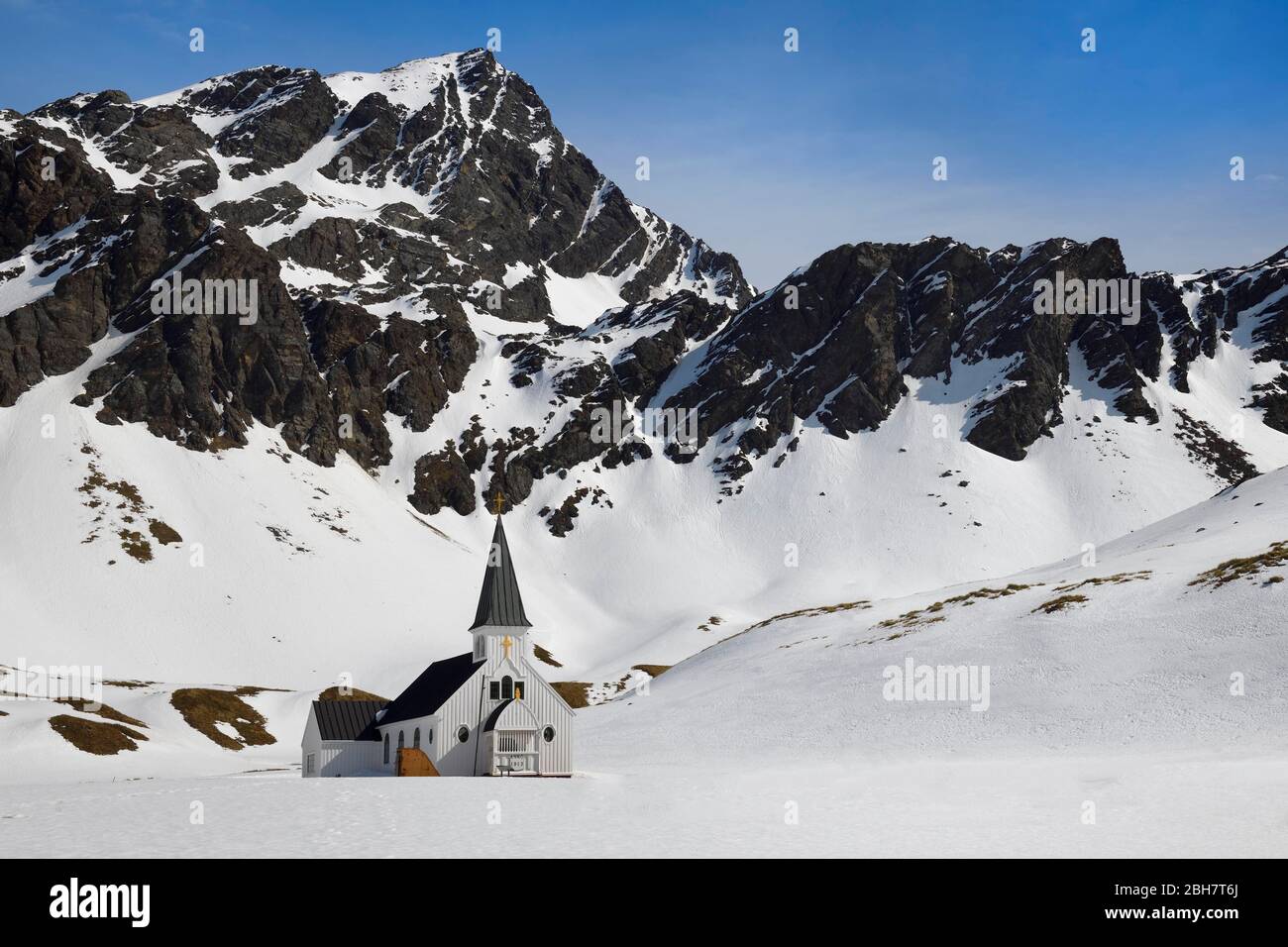 Église, église de chasse à la baleine de style norvégien devant les sommets de montagne dans la neige, ancienne station de chasse à la baleine Grytviken, Géorgie du Sud, Géorgie du Sud et le Banque D'Images