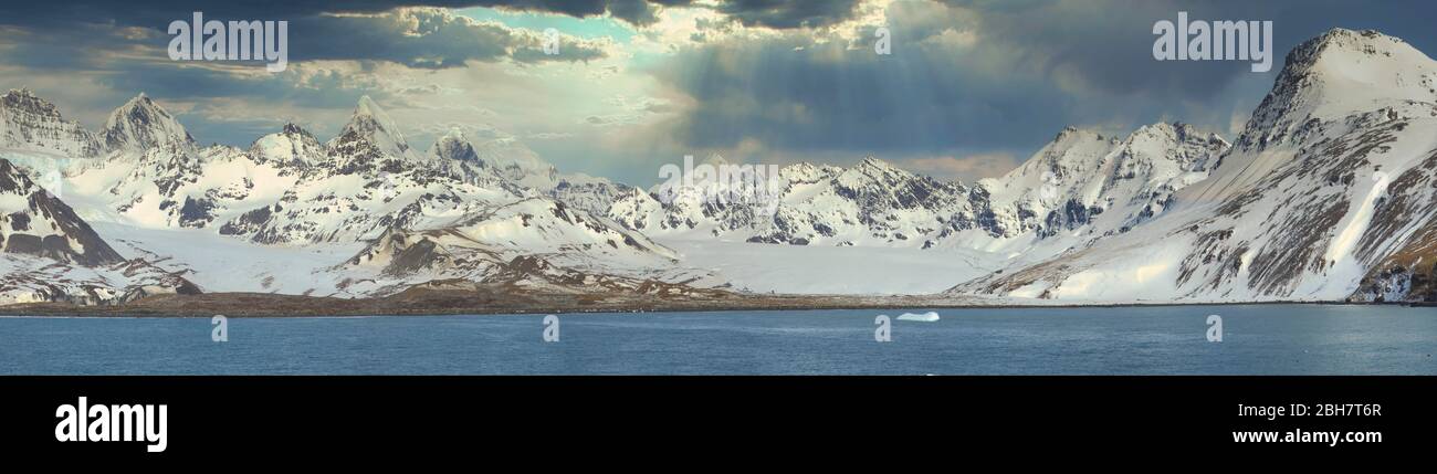 Panorama de montagne enneigé, baie de Saint-Andrew, Géorgie du Sud, Géorgie du Sud et îles Sandwich, Antarctique Banque D'Images