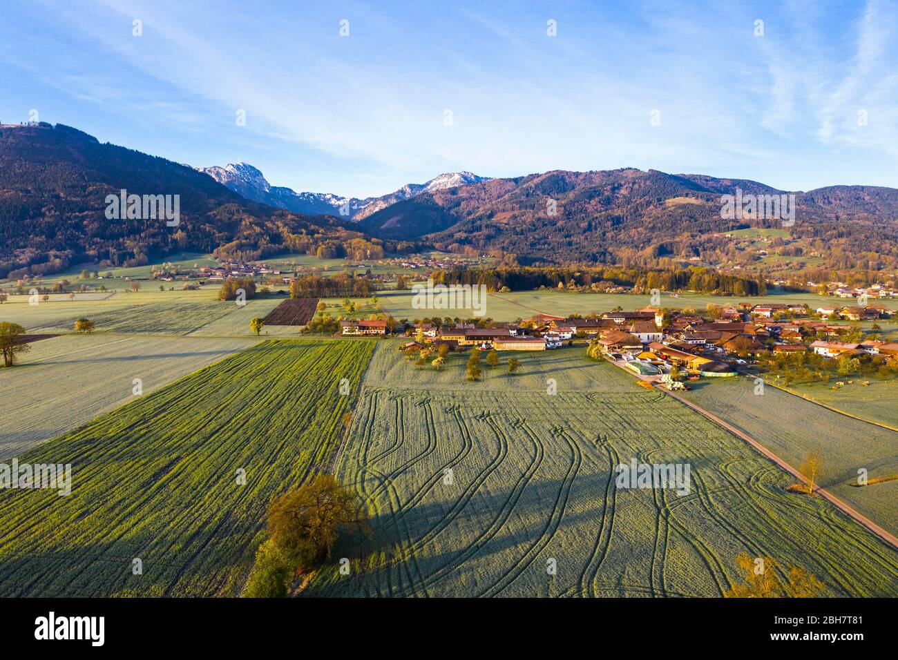 Village Wiechs près de Bad Feilnbach, dans le dos de la montagne Wendelstein, montagnes de Mangfall, tir aérien, contreforts des Alpes, Haute-Bavière, Bavière Banque D'Images