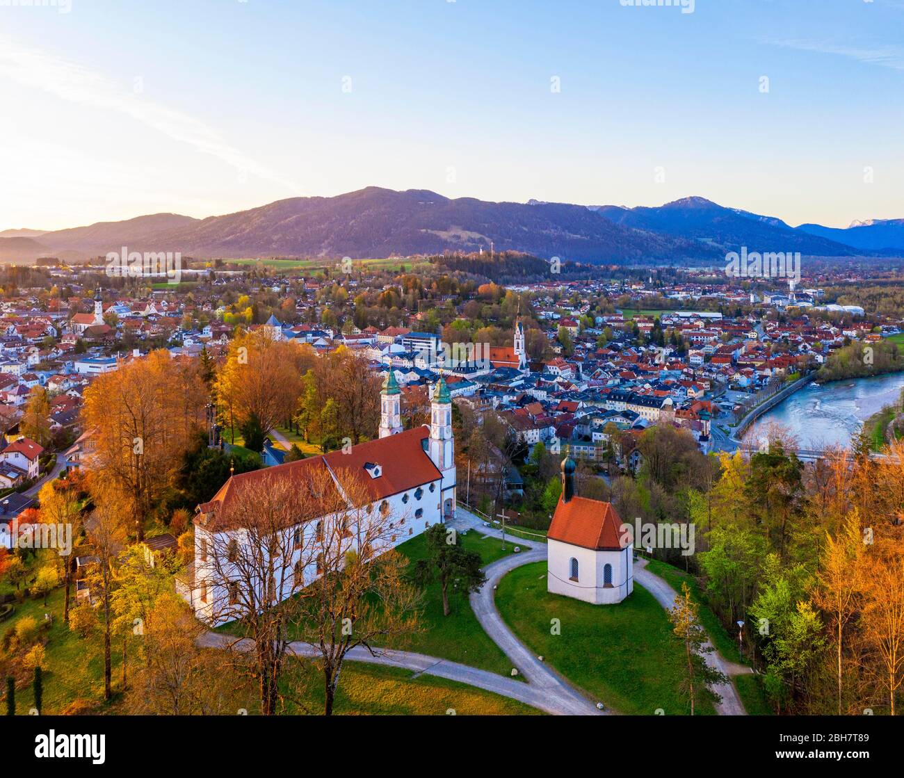 Église de la Sainte-Croix et Leonhardikapelle sur Calvaire dans la lumière du matin, Isar, Bad Toelz, Isarwinkel, avant-pays alpin, photographie de drone, Haute Banque D'Images