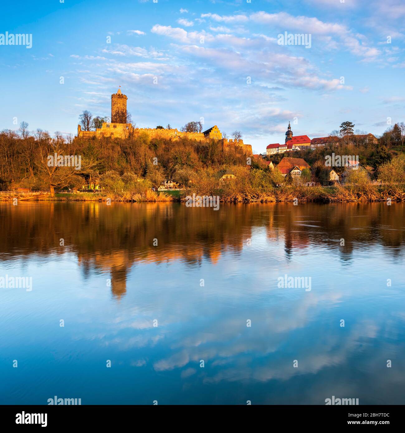 Village et château de Schoenburg dans la vallée de Saale, lumière du soir, réflexion dans la Saale, près de Naumburg, Saxe-Anhalt, Allemagne Banque D'Images