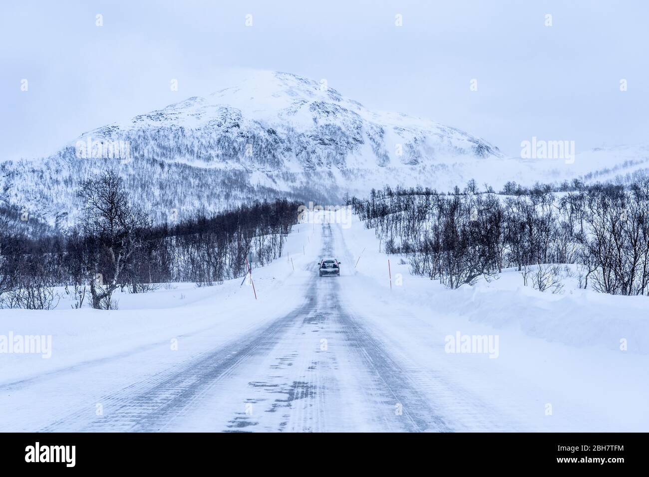 route recouverte de glace et de neige pendant un blizzard dans le la toundra des highlands du nord de la Norvège Banque D'Images