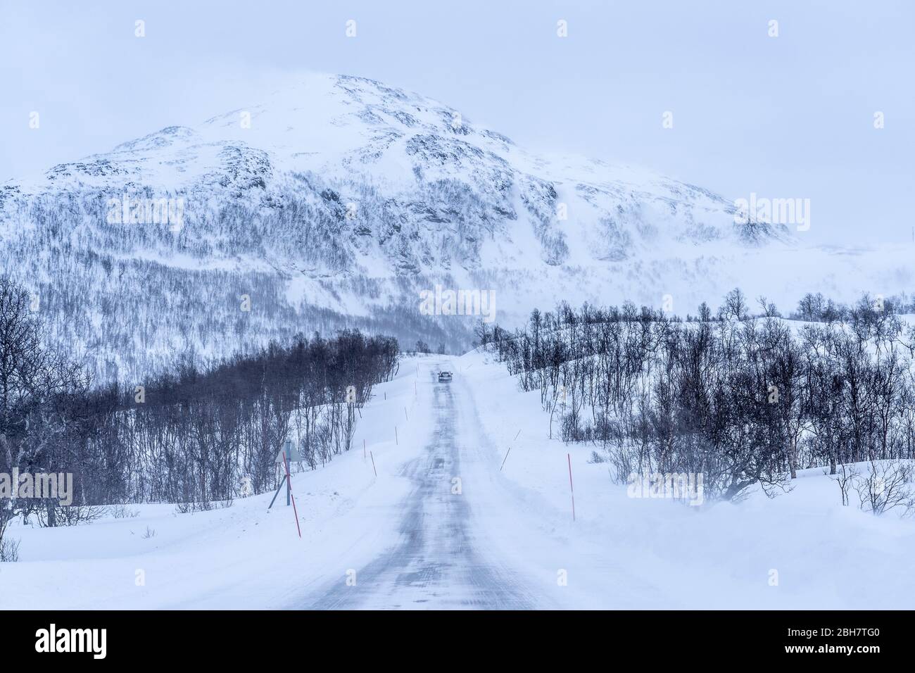 route recouverte de glace et de neige pendant un blizzard dans le la toundra des highlands du nord de la Norvège Banque D'Images
